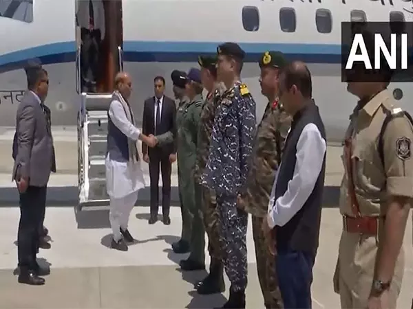 रक्षा मंत्री राजनाथ सिंह वायु योद्धाओं से बातचीत करने के लिए Bhuj पहुंचे रक्षा मंत्री राजनाथ सिंह वायु योद्धाओं से बातचीत करने के लिए Bhuj पहुंचे