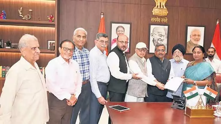 Delhi के वरिष्ठ नागरिक सुरक्षा और स्वास्थ्य सेवा की बेहतर मांग कर रहे Delhi के वरिष्ठ नागरिक सुरक्षा और स्वास्थ्य सेवा की बेहतर मांग कर रहे