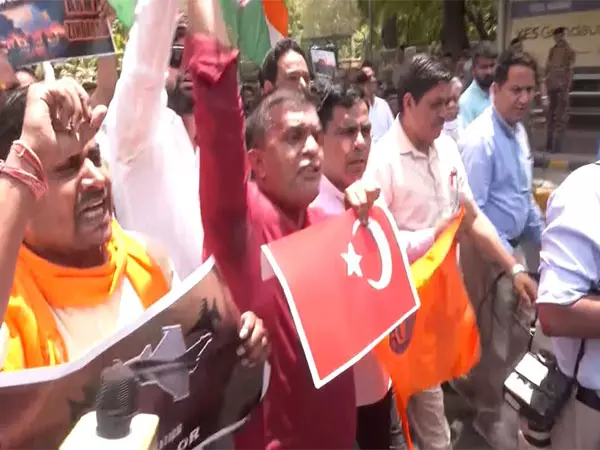 स्वदेशी जागरण मंच ने भारत के साथ तनाव के दौरान Pak को समर्थन देने के बाद दिल्ली में तुर्किये के खिलाफ विरोध प्रदर्शन किया स्वदेशी जागरण मंच ने भारत के साथ तनाव के दौरान Pak को समर्थन देने के बाद दिल्ली में तुर्किये के खिलाफ विरोध प्रदर्शन किया