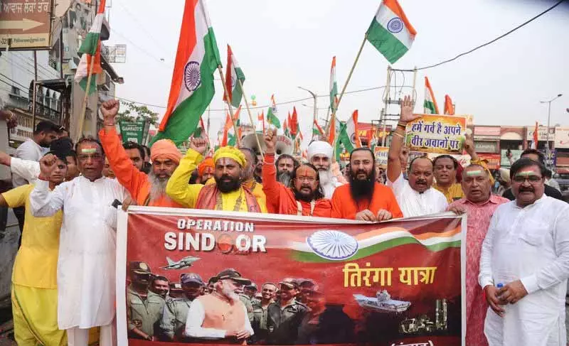 सशस्त्र बलों के सम्मान में हजारों लोग Tiranga Yatra में शामिल हुए सशस्त्र बलों के सम्मान में हजारों लोग Tiranga Yatra में शामिल हुए