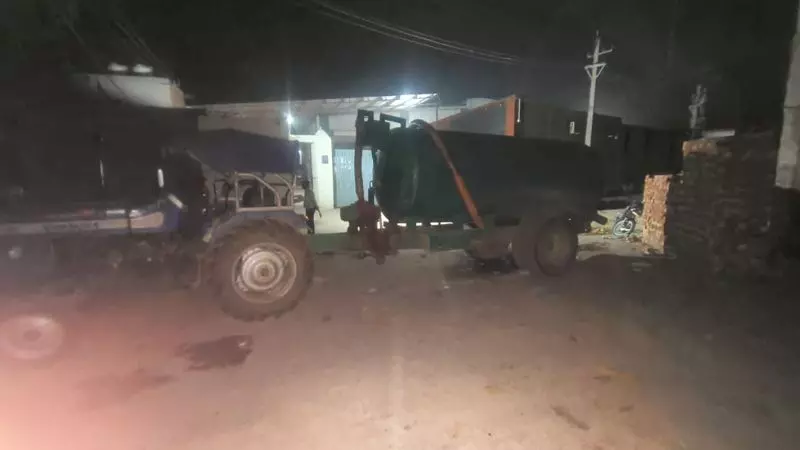 Panipat में बिना उपचारित अपशिष्ट फेंकते दो टैंकर पकड़े गए Panipat में बिना उपचारित अपशिष्ट फेंकते दो टैंकर पकड़े गए