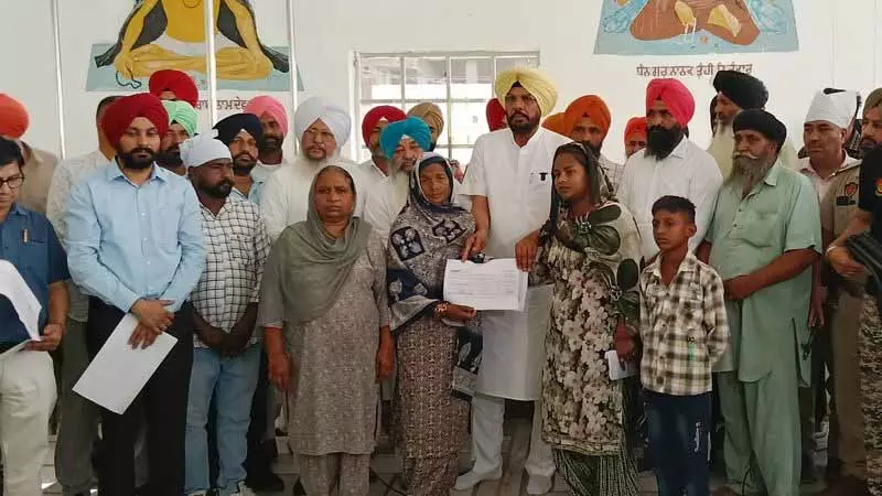 मंत्री Dhaliwal ने जहरीली शराब त्रासदी के पीड़ितों के परिजनों को 10 लाख रुपये का चेक सौंपा मंत्री Dhaliwal ने जहरीली शराब त्रासदी के पीड़ितों के परिजनों को 10 लाख रुपये का चेक सौंपा