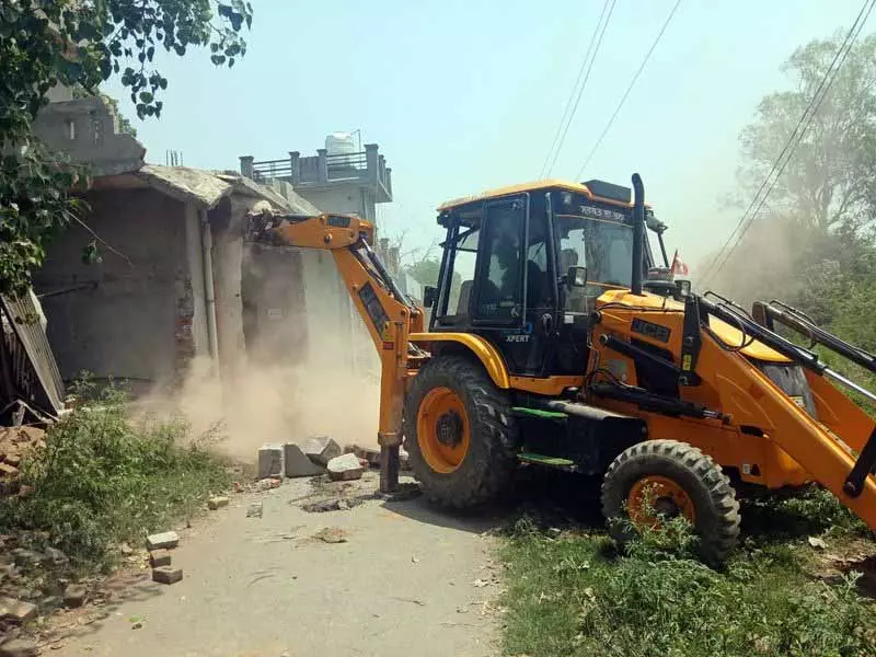 Dinanagar village में दो ड्रग तस्करों के घर ध्वस्त Dinanagar village में दो ड्रग तस्करों के घर ध्वस्त