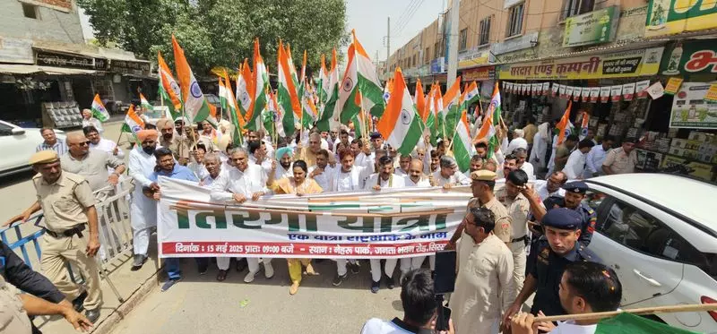Haryana : सशस्त्र बलों के वीरों के सम्मान में सिरसा में तिरंगा यात्रा का आयोजन Haryana : सशस्त्र बलों के वीरों के सम्मान में सिरसा में तिरंगा यात्रा का आयोजन