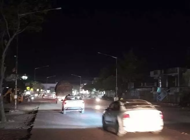 Karnataka : स्ट्रीट लाइटें बंद, हाईवे पर अंधेरा Karnataka : स्ट्रीट लाइटें बंद, हाईवे पर अंधेरा