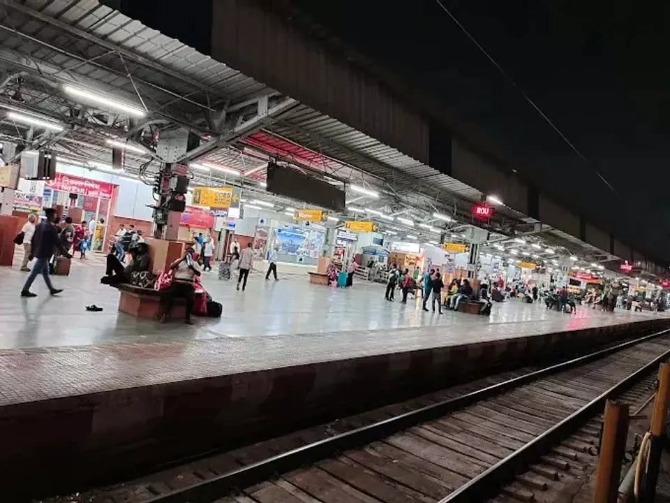 Odisha : राउरकेला रेलवे स्टेशन पर बीएसएफ जवान की रहस्यमय परिस्थितियों में मौत Odisha : राउरकेला रेलवे स्टेशन पर बीएसएफ जवान की रहस्यमय परिस्थितियों में मौत