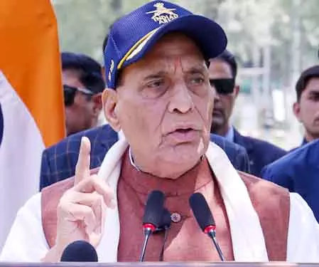 Rajnath Singh, वायुसेना प्रमुख समीक्षा के लिए भुज एयर स्टेशन पहुंचे Rajnath Singh, वायुसेना प्रमुख समीक्षा के लिए भुज एयर स्टेशन पहुंचे