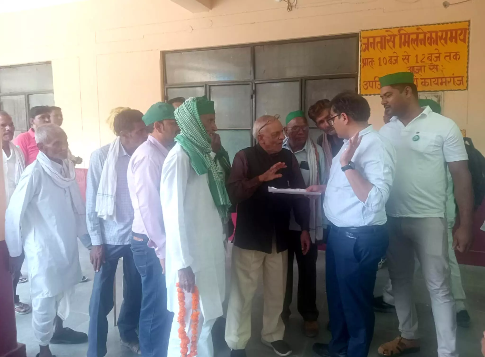 Kaimganj: भाकिृए ने समस्याओं को लेकर उप जिलाधिकारी को सौंपा ज्ञापन Kaimganj: भाकिृए ने समस्याओं को लेकर उप जिलाधिकारी को सौंपा ज्ञापन
