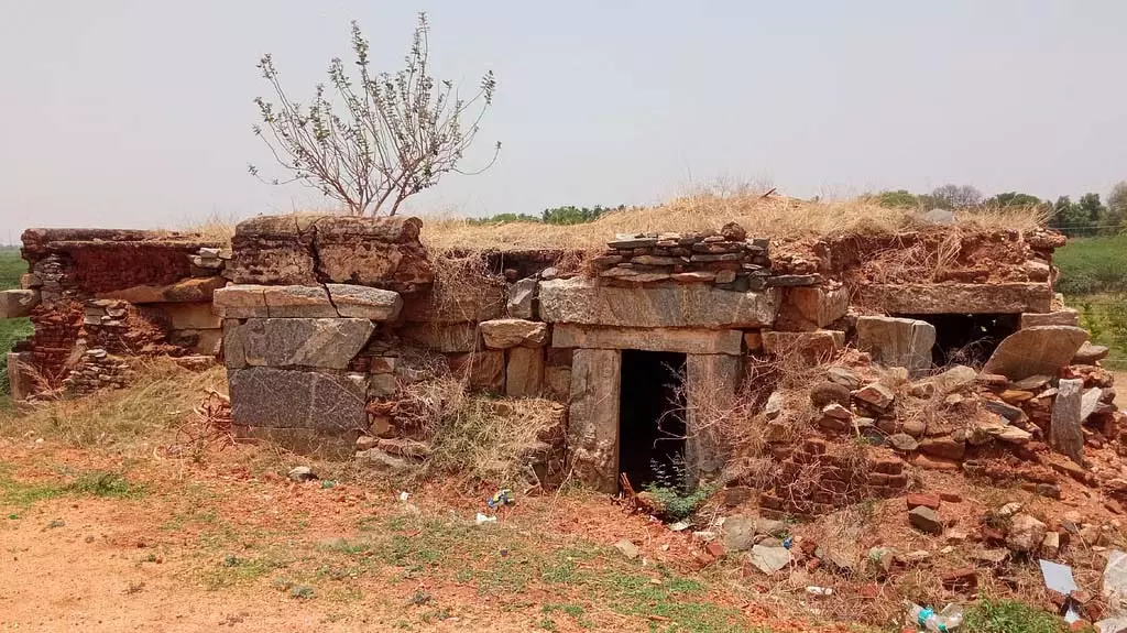 Karnataka : पंचलिंग मंदिर ढहने के कगार पर Karnataka : पंचलिंग मंदिर ढहने के कगार पर
