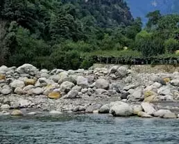 Sutlej नदी में फंसे दो बच्चों को बचाया गया Sutlej नदी में फंसे दो बच्चों को बचाया गया