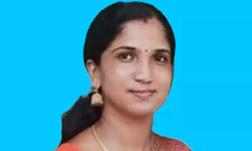 कार का नियंत्रण स्कूटर पर न होने से पत्नी की मौत; पति गंभीर रूप से घायल कार का नियंत्रण स्कूटर पर न होने से पत्नी की मौत; पति गंभीर रूप से घायल