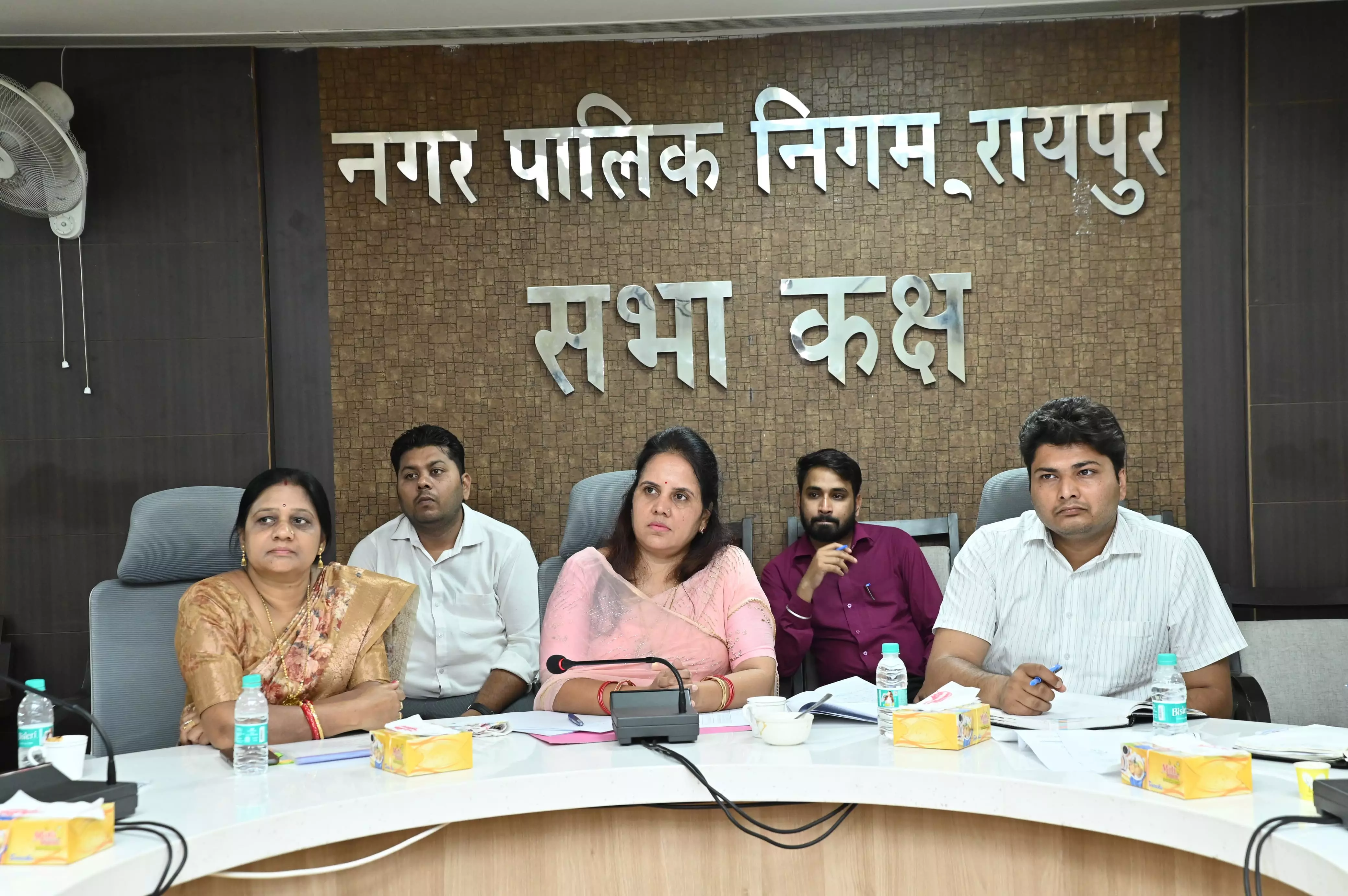रायपुर : नालों की तले तक लद्दी निकालने के निर्देश रायपुर : नालों की तले तक लद्दी निकालने के निर्देश