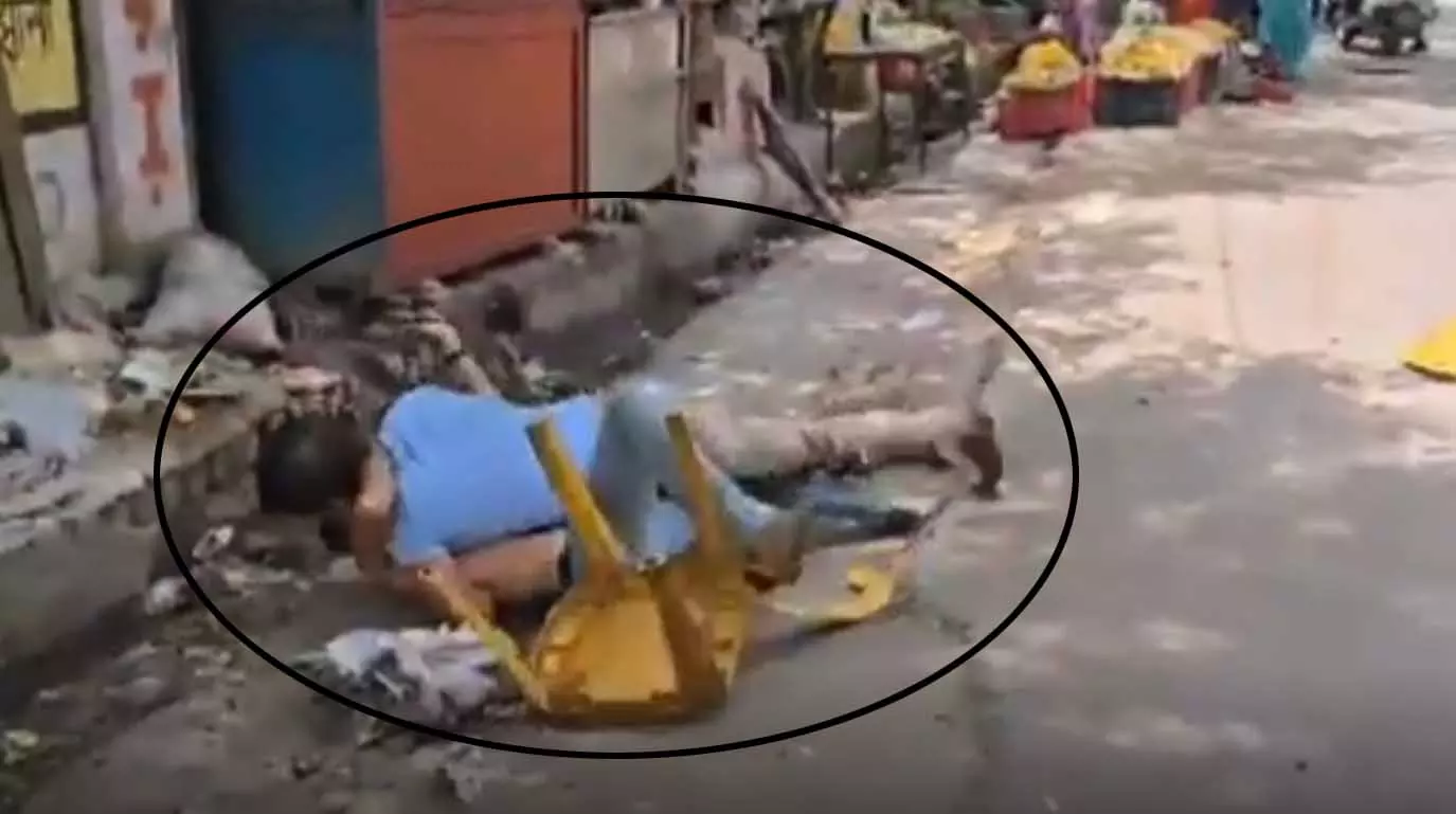 सरेआम...दो युवकों ने ये क्या कर डाला! सरेआम...दो युवकों ने ये क्या कर डाला!