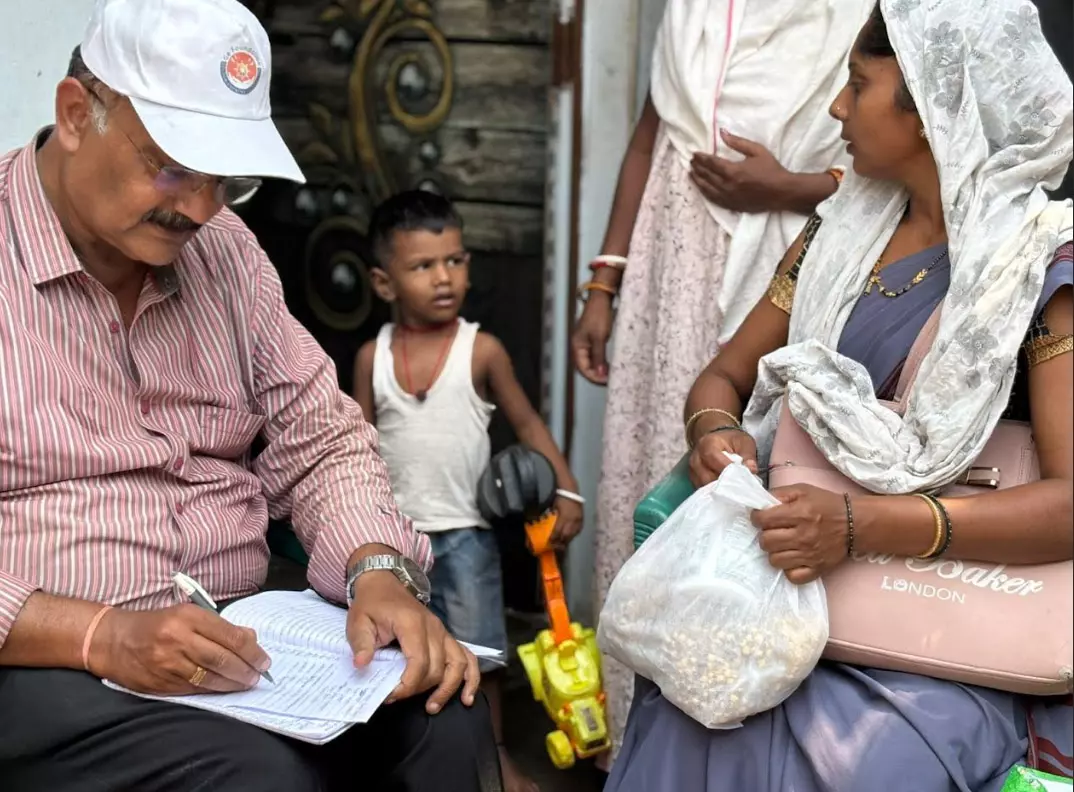 भीषण गर्मी में जीई फाउंडेशन और आंगनबाड़ी कार्यकर्ताओं ने किया घरों का दौरा भीषण गर्मी में जीई फाउंडेशन और आंगनबाड़ी कार्यकर्ताओं ने किया घरों का दौरा