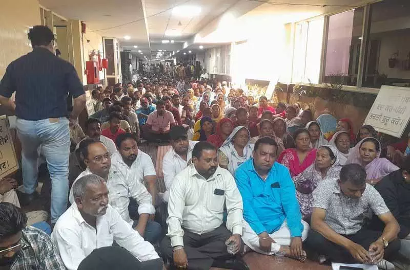 Jalandhar: सफाई कर्मचारी यूनियनें हड़ताल पर Jalandhar: सफाई कर्मचारी यूनियनें हड़ताल पर