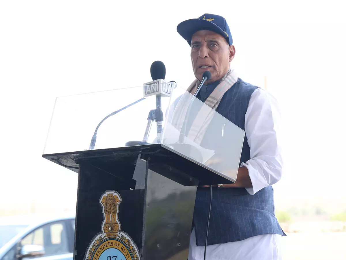आतंकवाद के खिलाफ भारत की लड़ाई अब राष्ट्रीय रक्षा सिद्धांत का हिस्सा है: भुज एयरफोर्स स्टेशन पर राजनाथ सिंह आतंकवाद के खिलाफ भारत की लड़ाई अब राष्ट्रीय रक्षा सिद्धांत का हिस्सा है: भुज एयरफोर्स स्टेशन पर राजनाथ सिंह