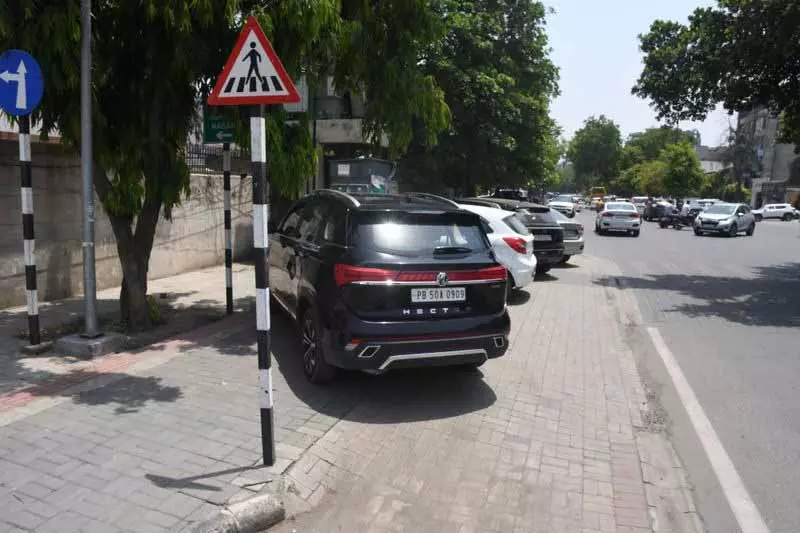Ludhiana: साइकिल ट्रैक बने पार्किंग स्थल, पैदल यात्रियों के लिए फुटपाथ Ludhiana: साइकिल ट्रैक बने पार्किंग स्थल, पैदल यात्रियों के लिए फुटपाथ