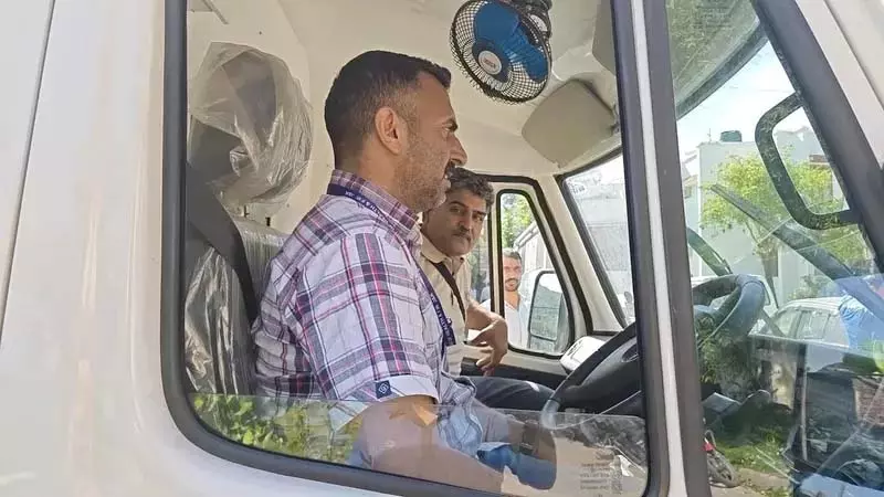 Jammu में एंबुलेंस चालक ने गोलाबारी का सामना कर लोगों की जान बचाई Jammu में एंबुलेंस चालक ने गोलाबारी का सामना कर लोगों की जान बचाई