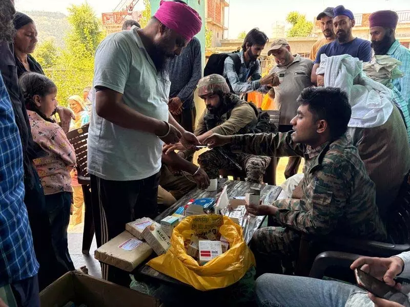 Jammu: सेना ने राजौरी गांव में चिकित्सा शिविर लगाया Jammu: सेना ने राजौरी गांव में चिकित्सा शिविर लगाया