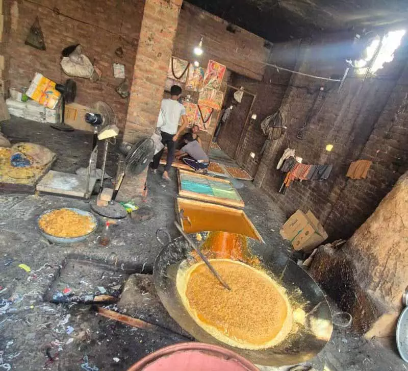 Ludhiana: 100 किलो मिलावटी खोया, 7 क्विंटल गुड़ जब्त, चालान जारी किए Ludhiana: 100 किलो मिलावटी खोया, 7 क्विंटल गुड़ जब्त, चालान जारी किए