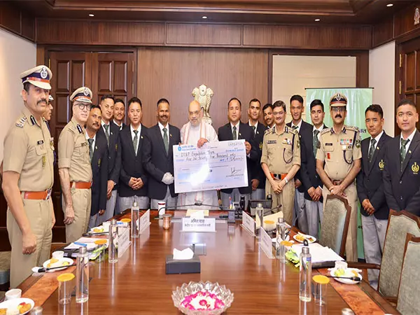 अमित शाह ने माउंट मकालू शिखर सम्मेलन और सफाई अभियान के लिए ITBP जवानों की सराहना की अमित शाह ने माउंट मकालू शिखर सम्मेलन और सफाई अभियान के लिए ITBP जवानों की सराहना की