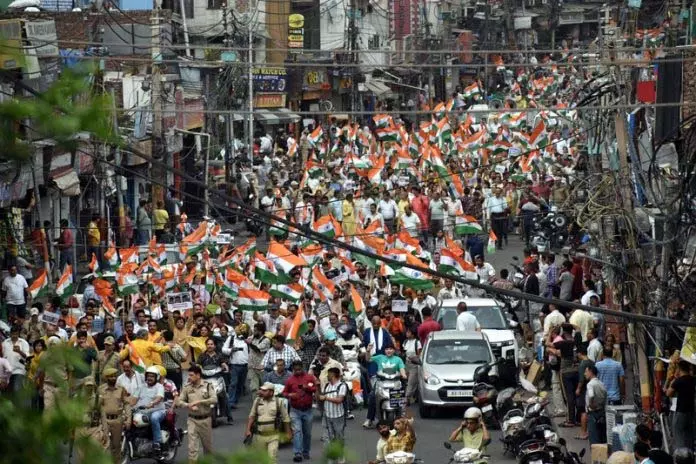 Jammu: सशस्त्र बलों के साथ एकजुटता दिखाने के लिए हजारों लोगों ने तिरंगा रैली में हिस्सा लिया Jammu: सशस्त्र बलों के साथ एकजुटता दिखाने के लिए हजारों लोगों ने तिरंगा रैली में हिस्सा लिया