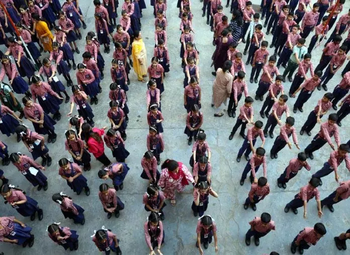 Jammu: सीमावर्ती क्षेत्रों में स्कूल 19 मई से फिर खुलेंगे Jammu: सीमावर्ती क्षेत्रों में स्कूल 19 मई से फिर खुलेंगे