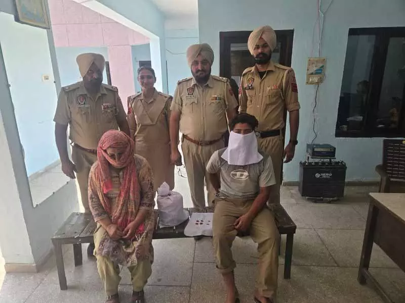Amritsar: नशीले पदार्थ की तस्करी के आरोप में महिला समेत दो गिरफ्तार, 1.5 किलोग्राम हेरोइन जब्त Amritsar: नशीले पदार्थ की तस्करी के आरोप में महिला समेत दो गिरफ्तार, 1.5 किलोग्राम हेरोइन जब्त