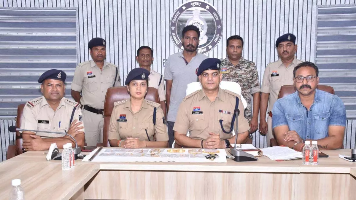 CG: रात के अंधेरे में करता था घरों में सेंधमारी, पंजाब का शातिर चोर गिरफ्तार CG: रात के अंधेरे में करता था घरों में सेंधमारी, पंजाब का शातिर चोर गिरफ्तार