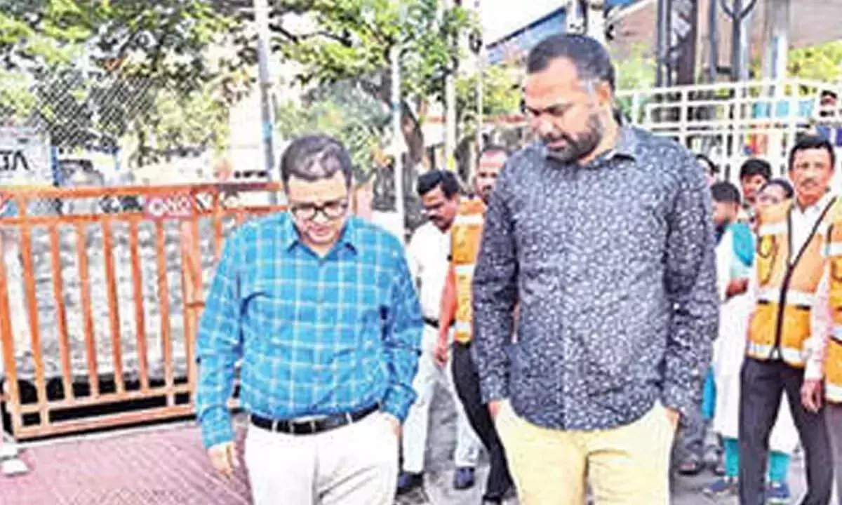 मानसून से पहले GHMC ने नाले से गाद निकालने का काम शुरू किया मानसून से पहले GHMC ने नाले से गाद निकालने का काम शुरू किया