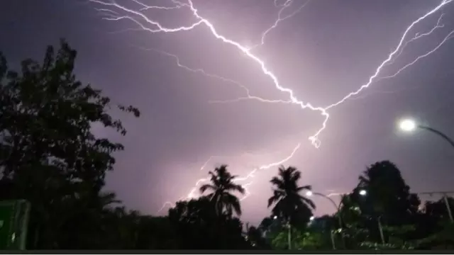 Odisha में बिजली गिरने की अलग-अलग घटनाओं में 14 लोगों की मौत Odisha में बिजली गिरने की अलग-अलग घटनाओं में 14 लोगों की मौत
