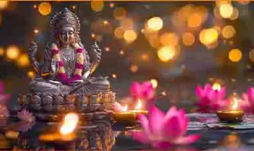 Lakshmi Chalisa Path:शुक्रवार को करें लक्ष्मी माता चालीसा का पाठ, मिलेगा धन, वैवाहिक सुख और संतान का आशीर्वाद Lakshmi Chalisa Path:शुक्रवार को करें लक्ष्मी माता चालीसा का पाठ, मिलेगा धन, वैवाहिक सुख और संतान का आशीर्वाद
