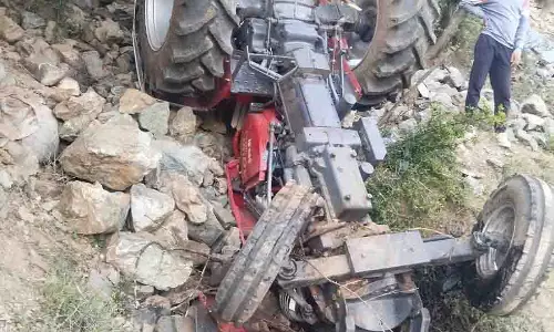 Jammu-Kashmir: दर्दनाक हादसा,  गहरी खाई में गिरा ट्रैक्टर, एक की मौत