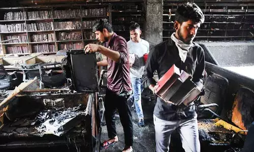 Delhi: पीतमपुरा में कॉलेज की लाइब्रेरी जलकर खाक हो गई