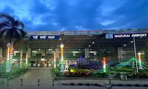 मदुरै में बारिश के कारण करीब एक घंटे तक चक्कर लगाने के बाद विमान सुरक्षित उतरा