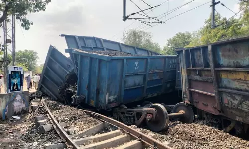 अमलनेर स्टेशन पर मालगाड़ी के पटरी से उतरने के बाद यात्री ट्रेनें रद्द