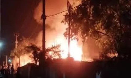 East Champaran: तीन मासूम बच्चियों की आग में जलकर मौत, परिवारों में कोहराम East Champaran: तीन मासूम बच्चियों की आग में जलकर मौत, परिवारों में कोहराम