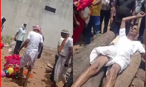 अंतिम संस्कार के दौरान ये क्या हो रहा है! इस घटना ने हर किसी को झकझोर कर रख दिया