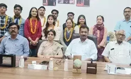 Prayagraj: डॉ. वीके सिंह ने छात्रों को दिया सफलता का मंत्र