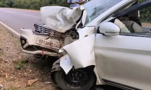 Odisha : एनएच-326 पर कार दुर्घटना में एक परिवार के तीन सदस्यों की मौत, 3 घायल Odisha : एनएच-326 पर कार दुर्घटना में एक परिवार के तीन सदस्यों की मौत, 3 घायल