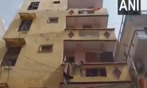 Delhi: बिहारी कॉलोनी में चार मंजिला इमारत झुकी, नगर निगम ने लोगों को हटाया Delhi: बिहारी कॉलोनी में चार मंजिला इमारत झुकी, नगर निगम ने लोगों को हटाया