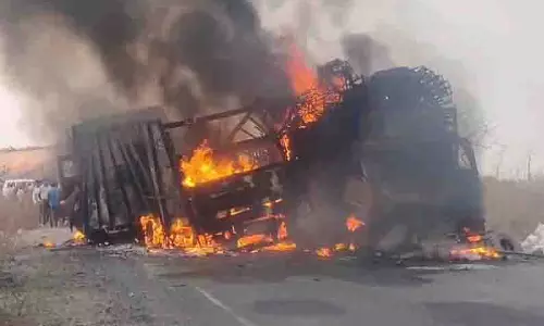 Damoh:  दो ट्रकों में भीषण टक्कर के बाद लगी आग