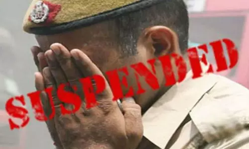 Ballia: तस्करों से सांठगांठ पर एसओजी सिपाही समेत चार पुलिसकर्मी सस्पेंड Ballia: तस्करों से सांठगांठ पर एसओजी सिपाही समेत चार पुलिसकर्मी सस्पेंड