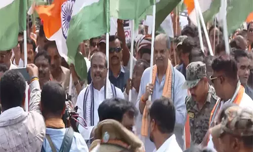 केंद्रीय मंत्री धर्मेंद्र प्रधान ने Odisha के संबलपुर में सशस्त्र बलों के लिए तिरंगा यात्रा का नेतृत्व किया