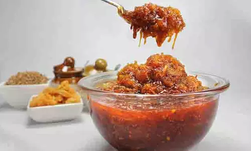 Mango Pickle : इस रेसिपी से बनाएं कच्चे आम का खट्टा-मीठा अचार Mango Pickle : इस रेसिपी से बनाएं कच्चे आम का खट्टा-मीठा अचार