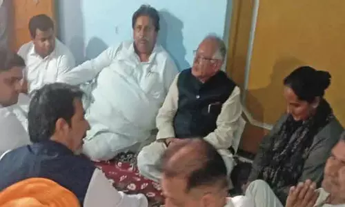कांग्रेस नेताओं ने अधिकारी के शोक संतप्त परिवार के प्रति संवेदना व्यक्त की