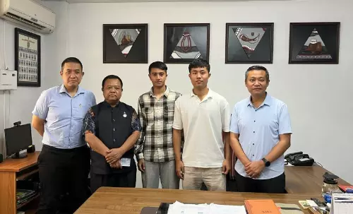 Mizoram के मंत्री ने फुटबॉल के लिए लालेंगमाविया राल्टे और आयुष देव छेत्री को सम्मानित किया Mizoram के मंत्री ने फुटबॉल के लिए लालेंगमाविया राल्टे और आयुष देव छेत्री को सम्मानित किया