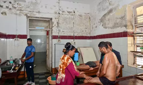सरकारी आयुर्वेद अस्पताल: टूटी बेंच, टपकती छत
