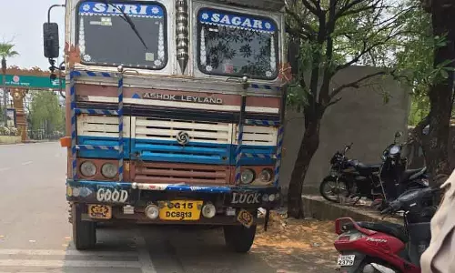 तेलीबांधा चौक में ट्रक ने स्कूटी सवार छात्रा को मारी ठोकर तेलीबांधा चौक में ट्रक ने स्कूटी सवार छात्रा को मारी ठोकर