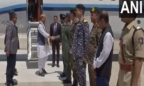 रक्षा मंत्री राजनाथ सिंह वायु योद्धाओं से बातचीत करने के लिए Bhuj पहुंचे रक्षा मंत्री राजनाथ सिंह वायु योद्धाओं से बातचीत करने के लिए Bhuj पहुंचे